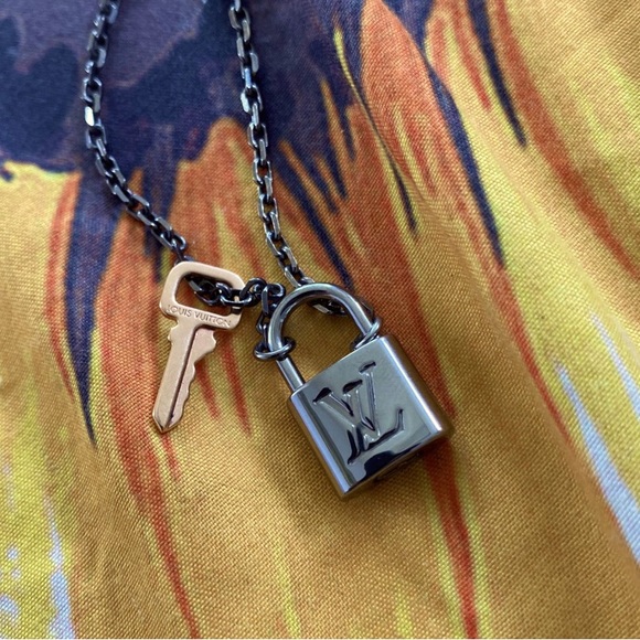 Key is gold, lock is silver, chain is black - Picture 4 of 4